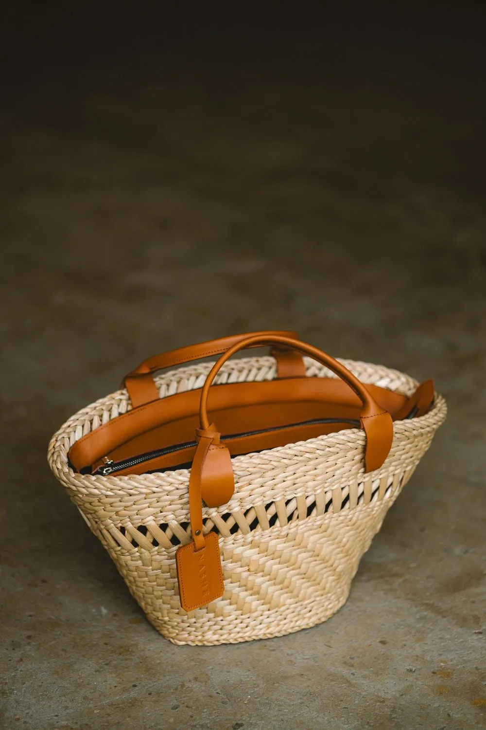 OH MY KOSH! - większy ażurowy koszyk z rogożyny - skóra - brąz