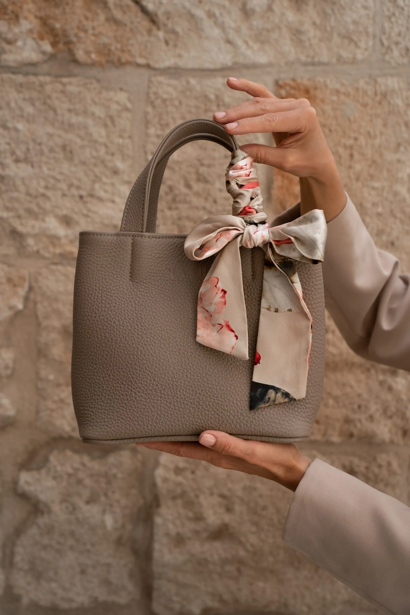 EASY BAG - skórzana torebka - beż - wersja z jedwabną szarfą 138cm