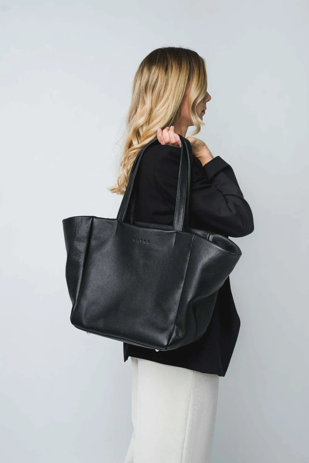 FOOTLOOSE bez frędzli - skórzana torebka szoperka - czarna - Złoto