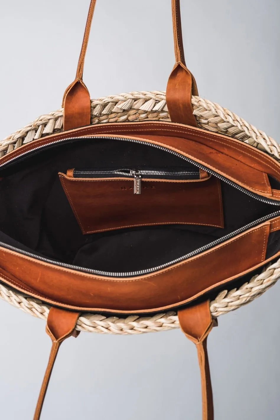 OH MY KOSH! - mniejszy pleciony koszyk z rogożyny - brąz - Srebro