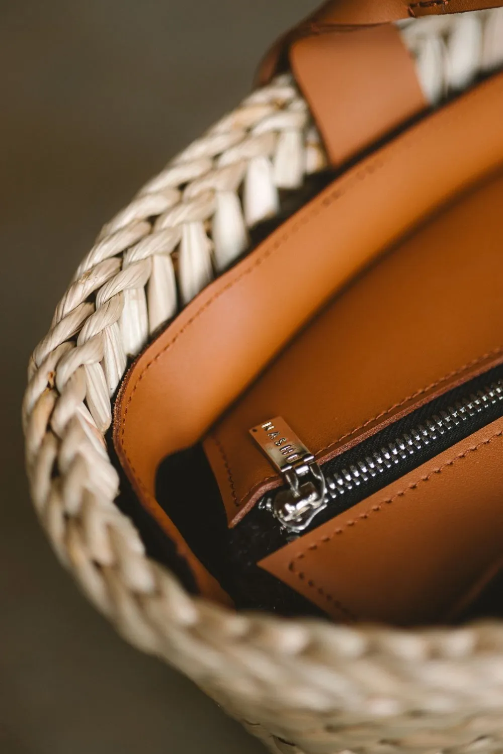 OH MY KOSH! - większy pleciony koszyk z rogożyny - skóra - brąz - Srebro