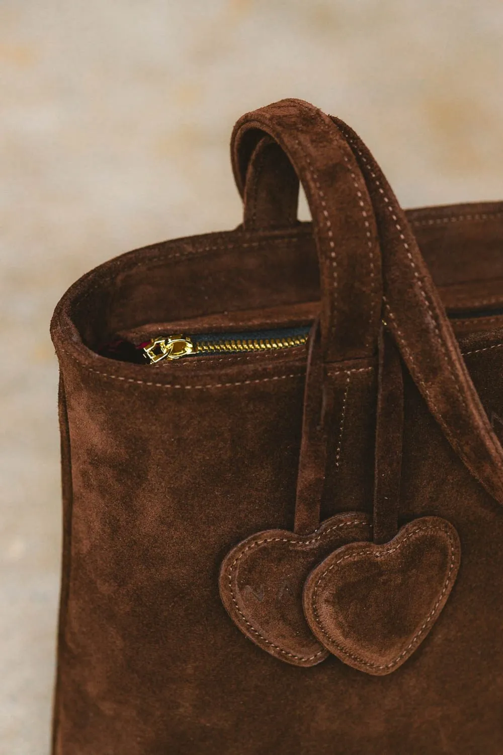 CHWOST - skórzany brelok do torebki - zamsz brązowy