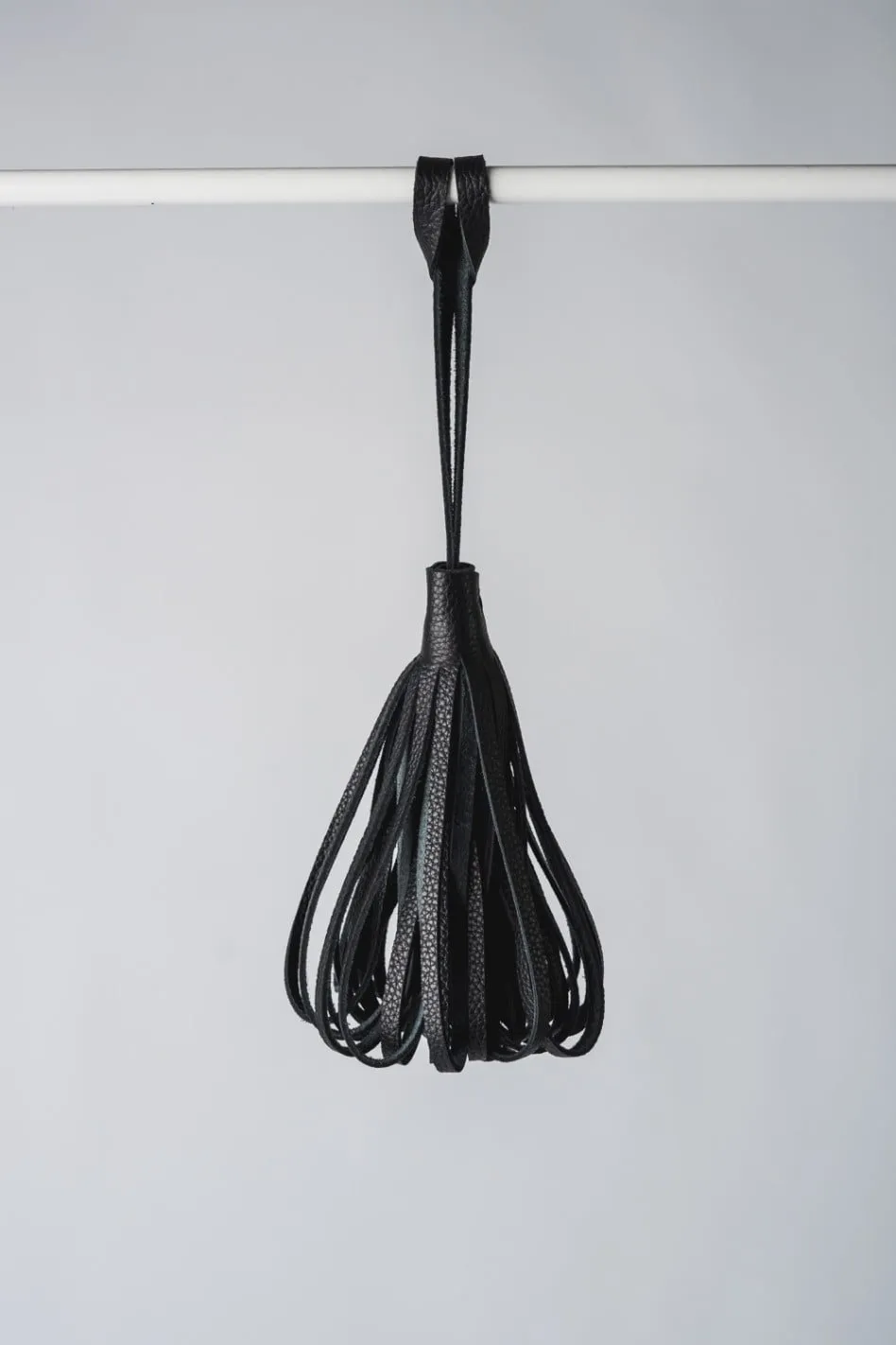 CHWOST - skórzany brelok do torebki bombka