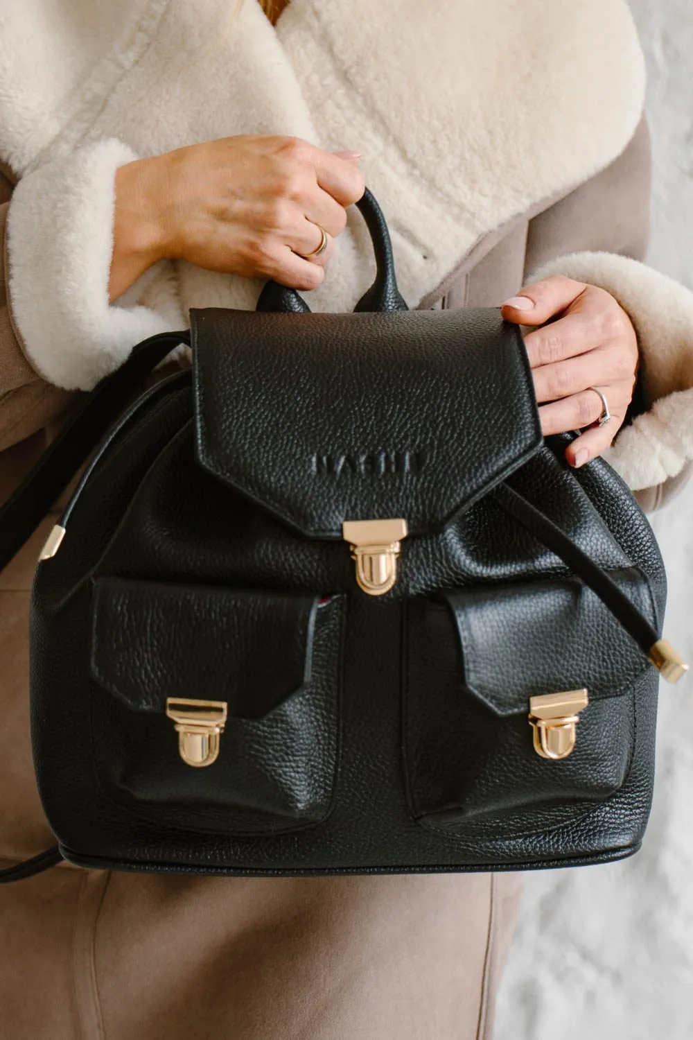 PLECAK Z KIESZENIAMI - skórzany - damski - czarny