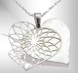 Wisiorek serce z wycinanym wzorem WEC-S-WIS.SERCE-2