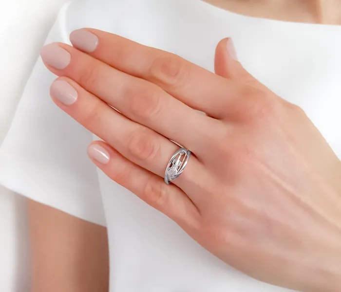 Pierścionek w kształcie skrzypiec z białego złota z diamentem BP-1302B