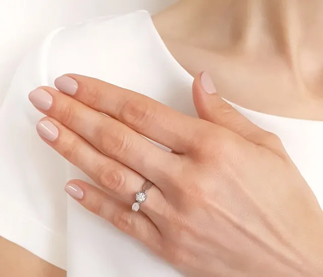 Pierścionek zaręczynowy w kształcie konwalii AP-4020B z białego złota z brylantem 0,20 ct.