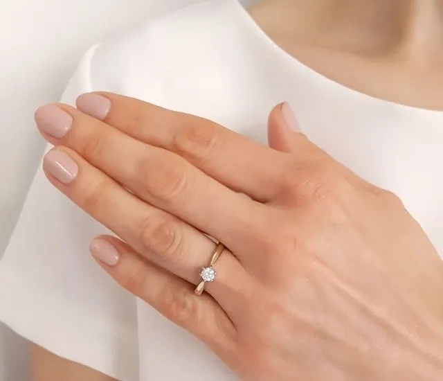 Pierścionek z żółtego i białego złota z białym szafiem AP-6627ZB