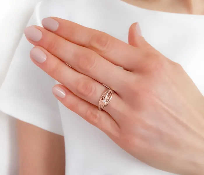 Pierścionek w kształcie skrzypiec z różowego złota z diamentem BP-1302P