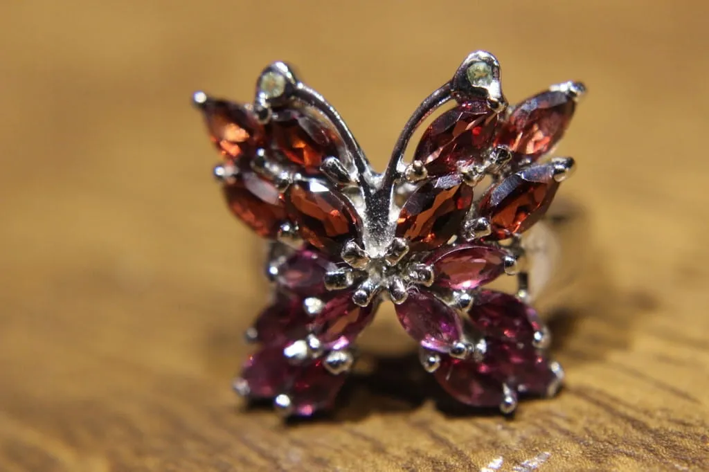 925 Pierścionek zjawiskowy naturalne granaty rodolity oliwiny motyl r 19