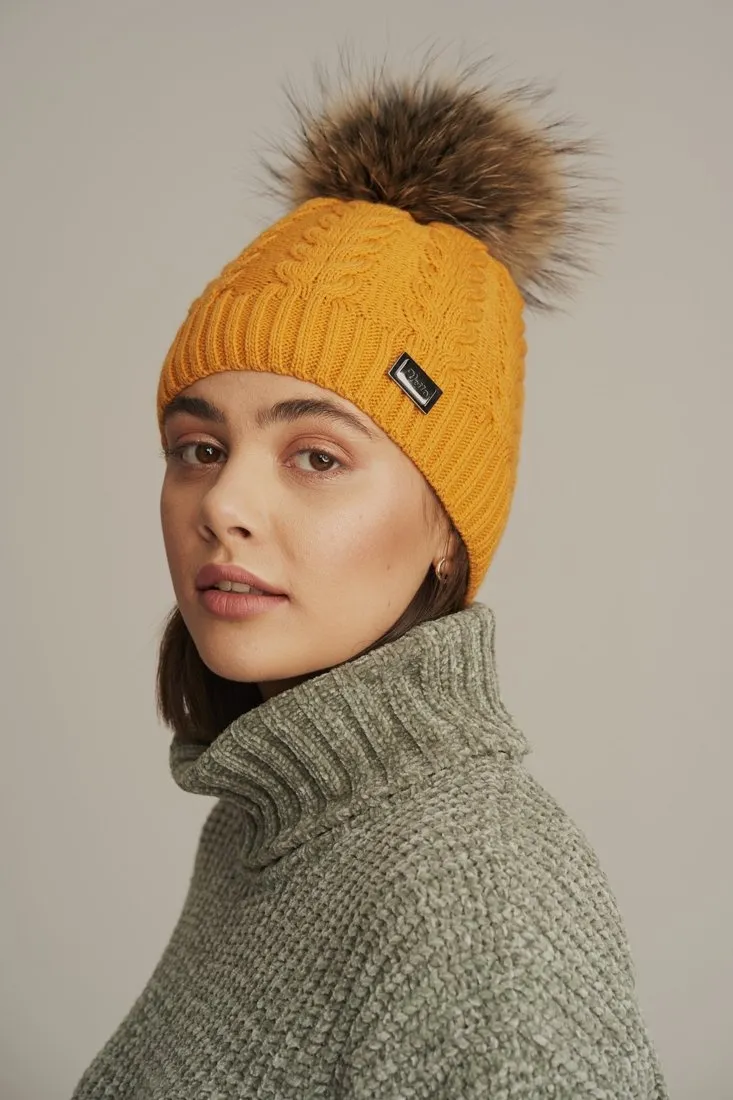 Bordowa damska czapka wełniana z naturalnym pomponem, idealna na zimowe dni