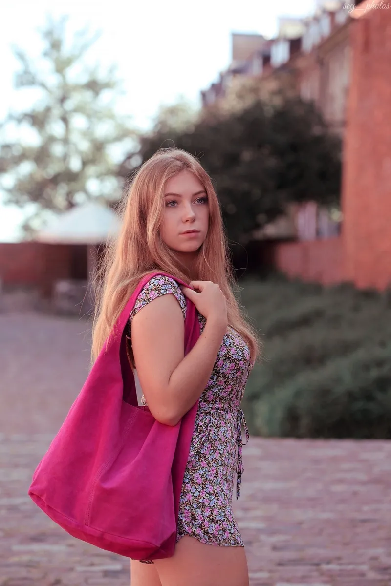 Śliwkowy worek skórzany z saszetką, lekki i wygodny w codziennym użytkowaniu