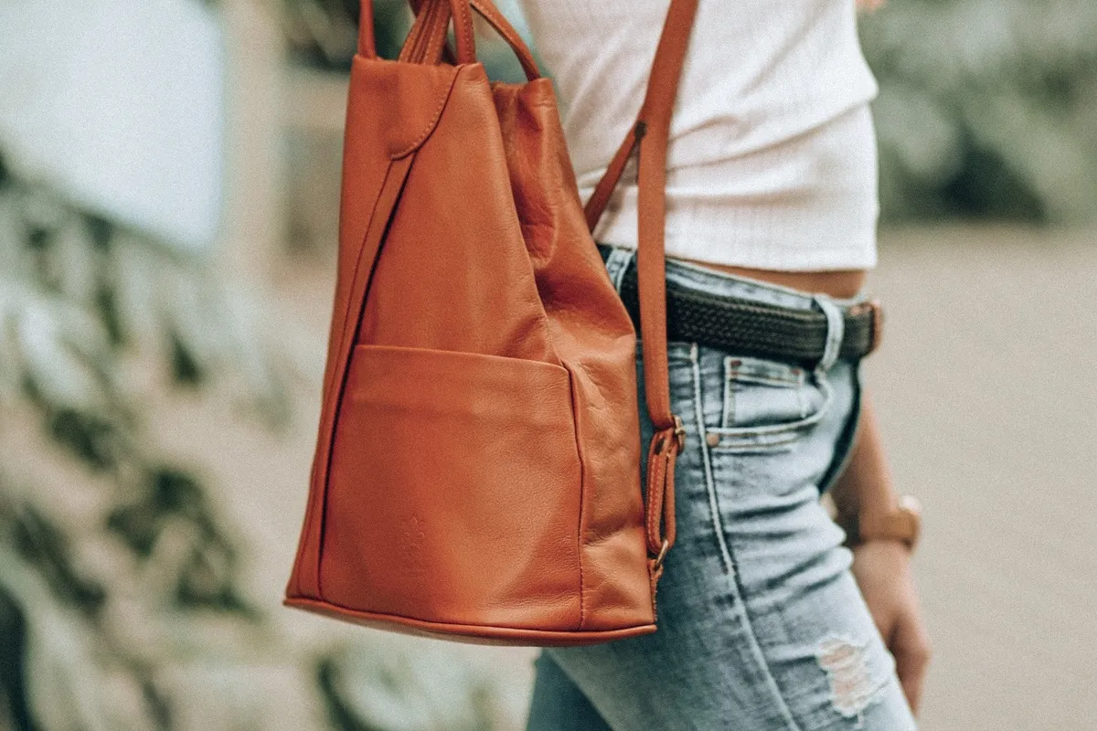 Włoski skórzany plecak Mały w kolorze turkusowym od Vera Pelle, z praktycznymi kieszeniami i złotym zamkiem