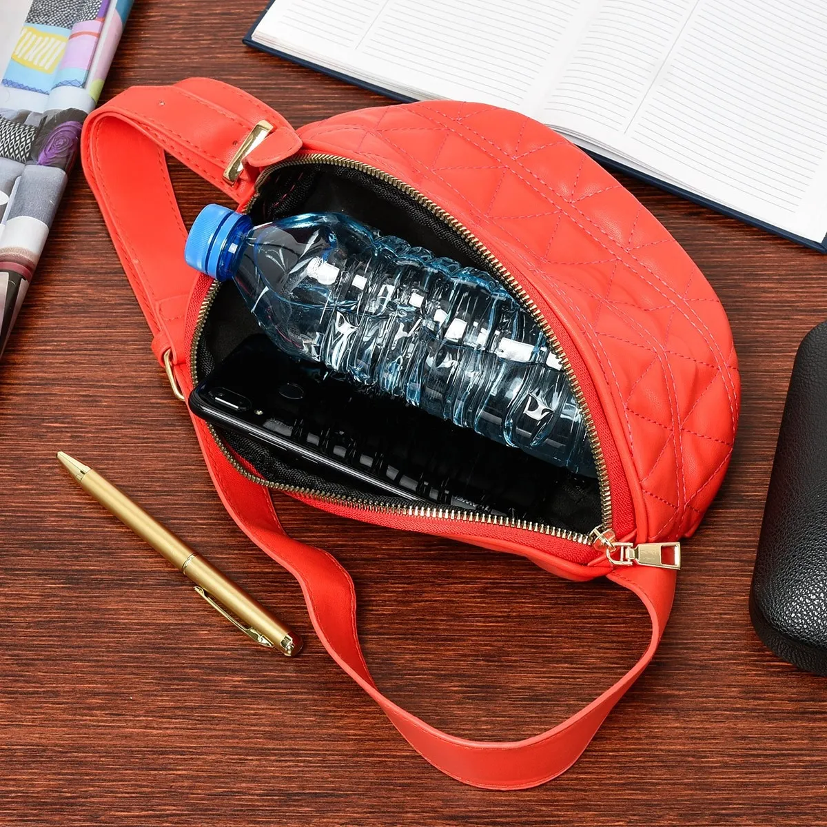 Czerwona saszetka wzorzysta w trójkąty, elegancka i funkcjonalna torebkę dla kobiet