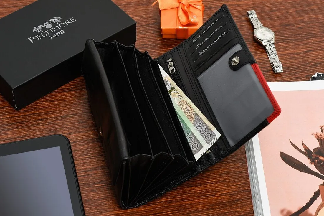 Duży klasyczny portfel damski Beltimore 043 w stylu retro Elegancki Czarny skórzany portfel retro marki Beltimore z czerwoną wstawką oraz komorą zamykaną na klapę