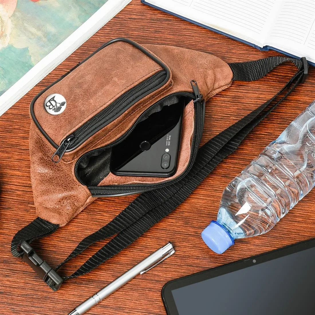 Nerka skórzana Beltimore w kolorze czerwonym, praktyczna na co dzień Czerwona nerka skórzana marki Beltimore z logo, solidna i elegancka, idealna na co dzień