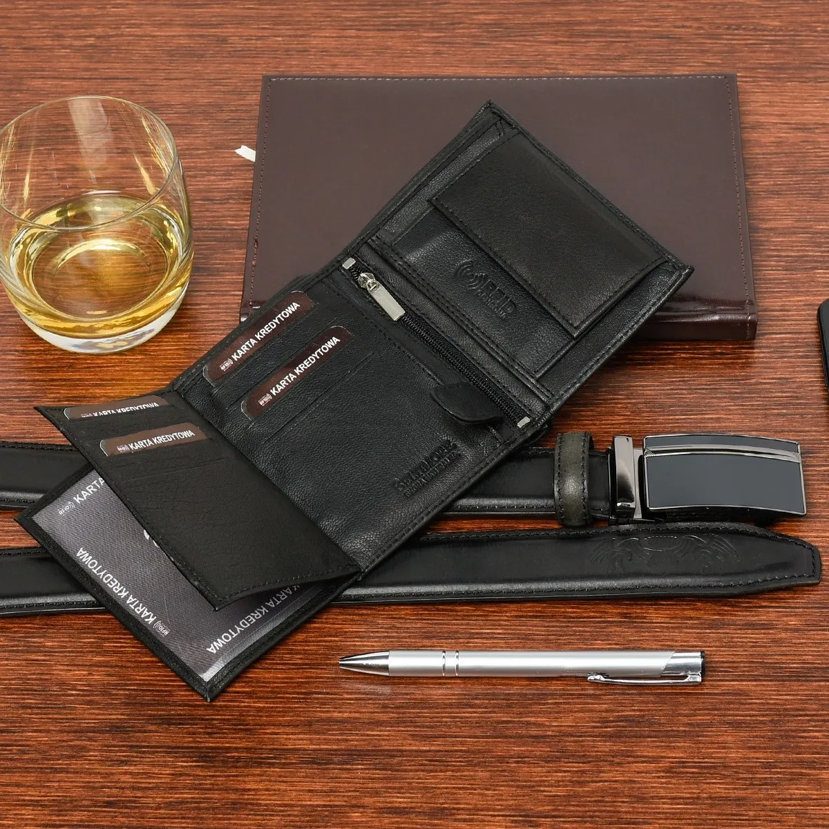 Duży męski zestaw skórzany z eleganckim portfelem oraz szerokim paskiem w czerni