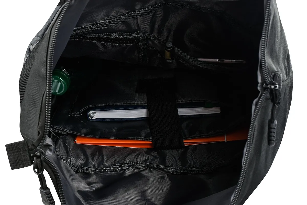 Szary miejski plecak trekkingowy Harold's z miejscem na notebooka Solidny szary plecak miejski Harold's z komorą na laptopa oraz wieloma kieszeniami ułatwiającymi organizację rzeczy