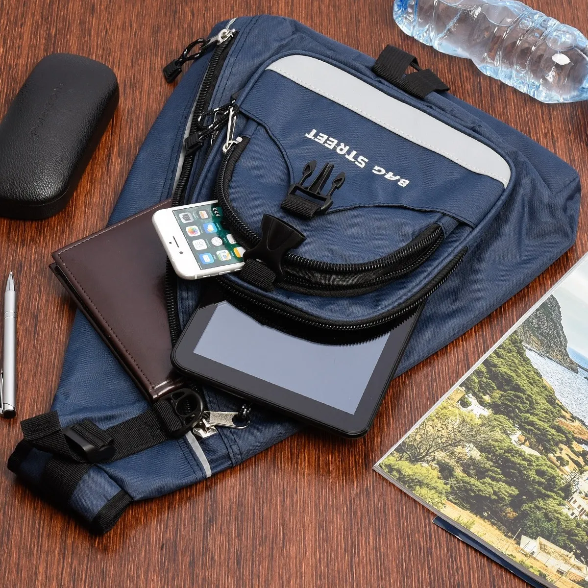 Granatowy plecak na ramię Bag Street, wykonany z wodoodpornego materiału, spory rozmiar