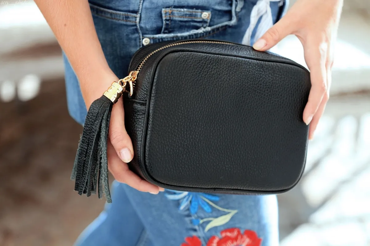 Camel mała damska listonoszka z frędzlem przewieszka z włoskiej naturalnej skóry licowej P14