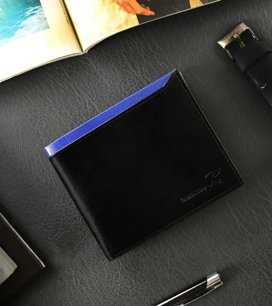 Pionowy portfel Ronaldo w kolorze czarnym, elegancki i składany, wykonany ze skóry naturalnej