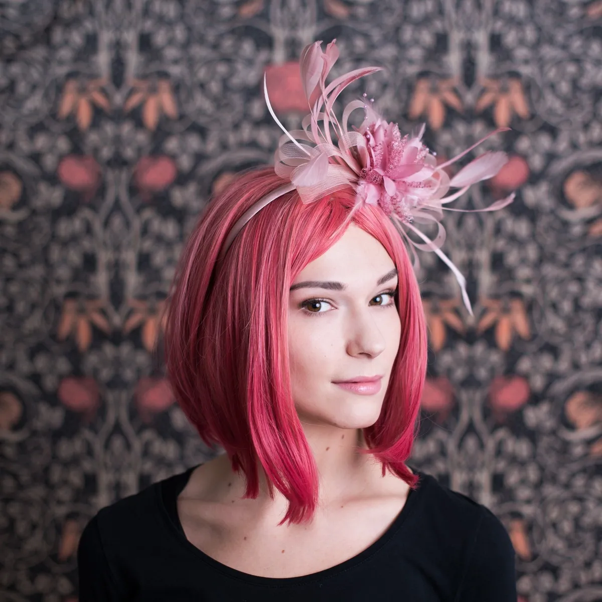 Lekki Fascynator z piórami i kwiatem przymocowany do opaski, łatwy w noszeniu