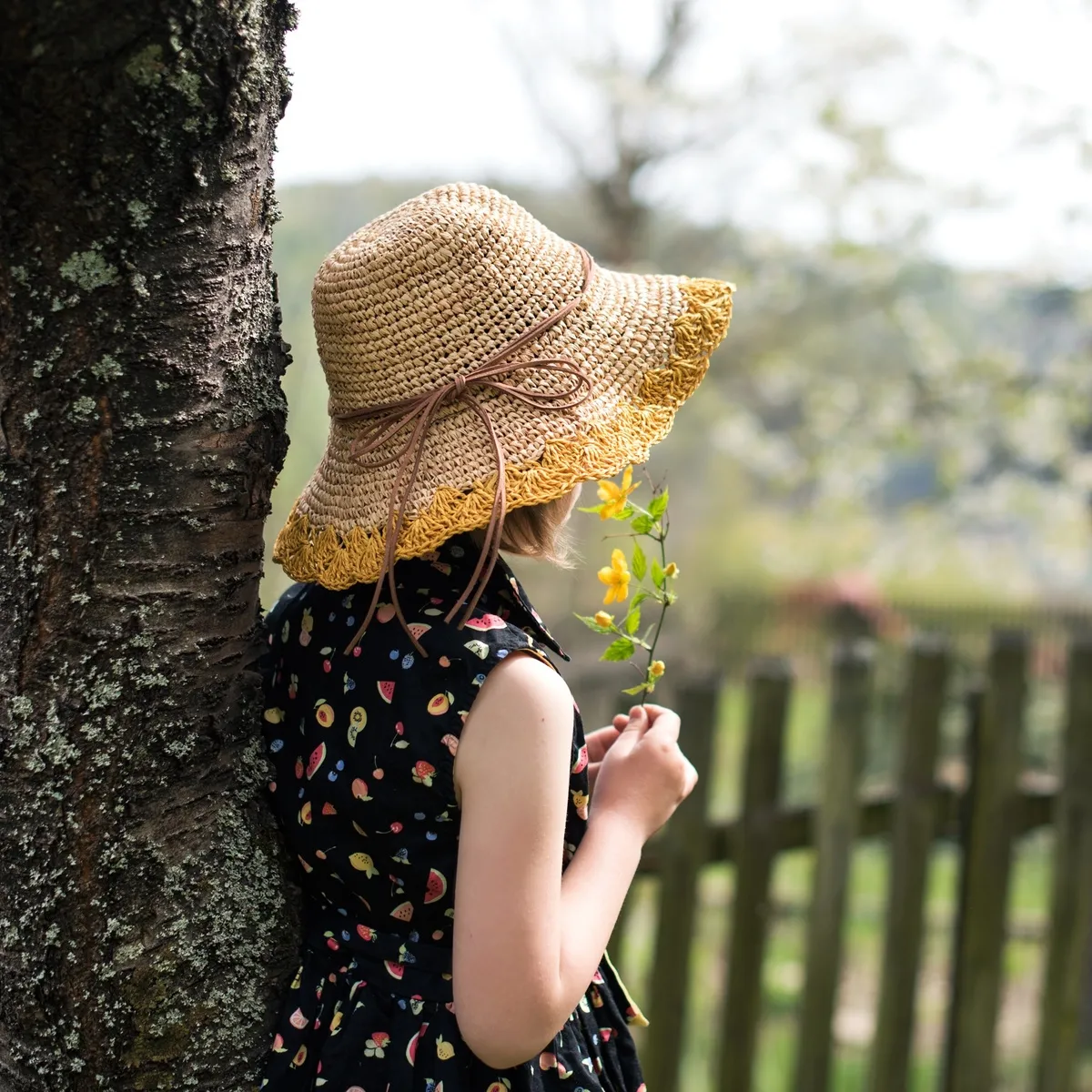 Jasnoniebieski ręcznie robiony kapelusz letni z regulacją obwodu wnętrza