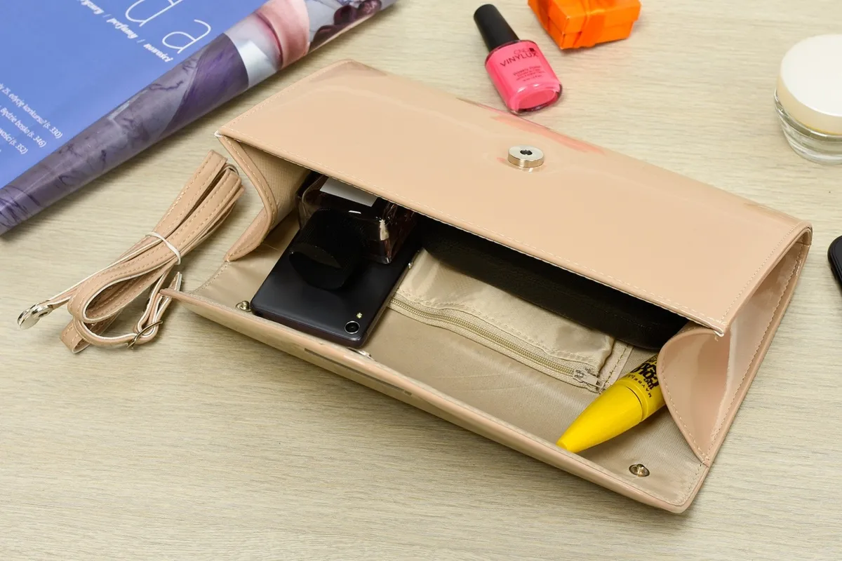 Beżowa lakierowana damska torebka wieczorowa kopertówka BELTIMORE M78