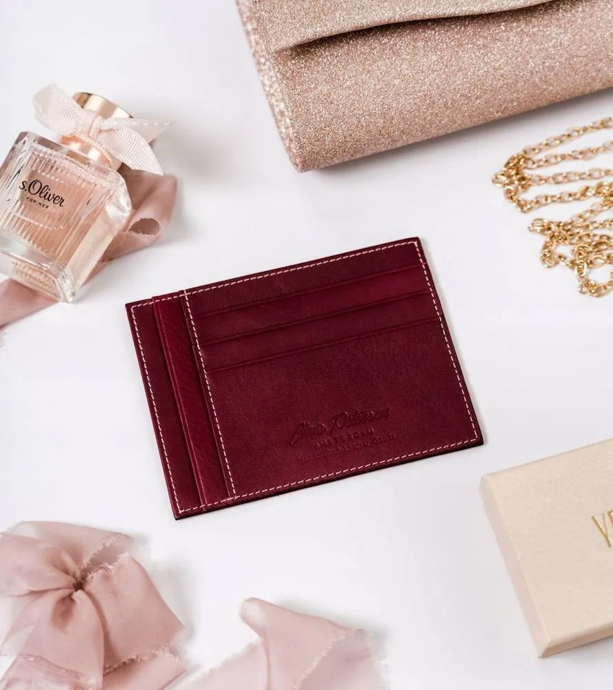 Bordowe skórzane etui zaprojektowane z myślą o wygodzie noszenia kart