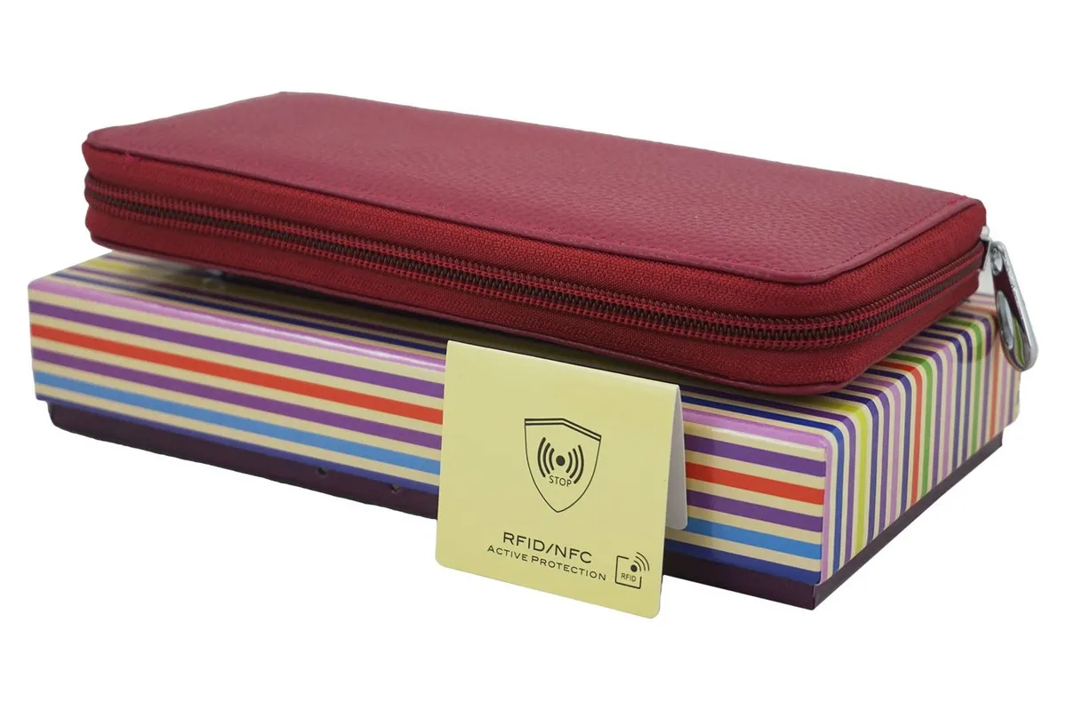 Fuksjowy portfel wykonany ze skóry licowej z technologią RFID dla dodatkowego bezpieczeństwa kart