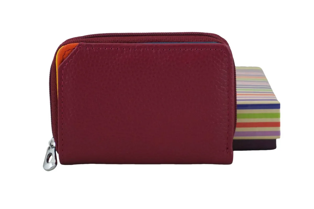 Skórzany portfel w odcieniu fuksji z miejscem na karty Portfel skórzany w kolorze fuksji, wykonany z wysokiej jakości skóry licowej, z miejscem na karty