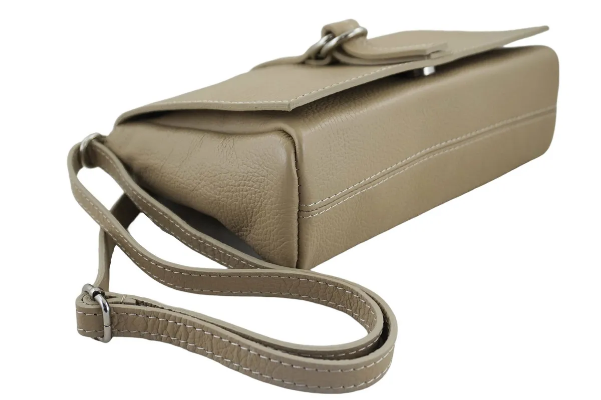 Beżowa prostokątna torebka z ozdobną klapką, klasyczny fason do codziennych stylizacji