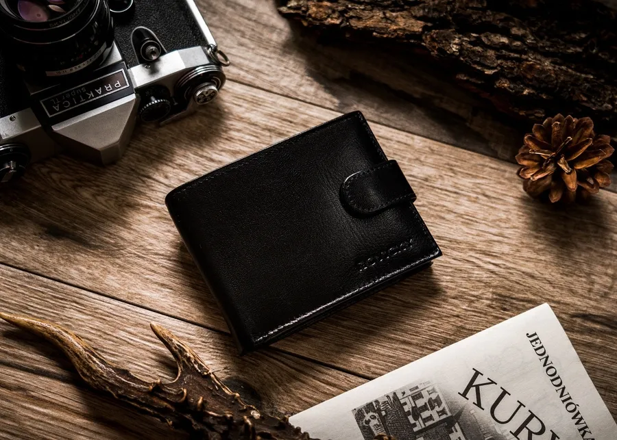 Klasyczny skórzany męski portfel Rovicky w czarnym kolorze o poziomej orientacji