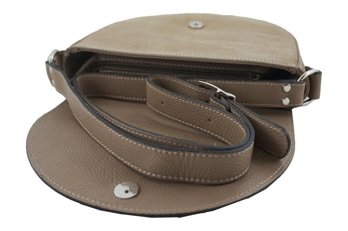 Półokrągła listonoszka skórzana w ciemnym beżu, z regulowanym paskiem i połączeniem różnych rodzajów skóry