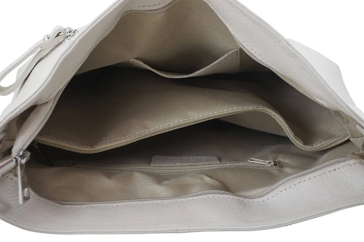 Pojemny worek skórzany w jasnym beżu, idealny do codziennych stylizacji i zakupów