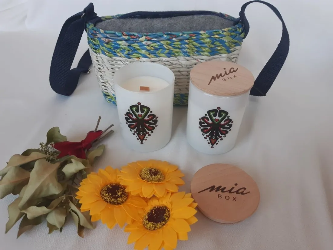 Elegancka Świeca sojowa o białym kolorze z aromatem granatu i marmurkowym wzorem