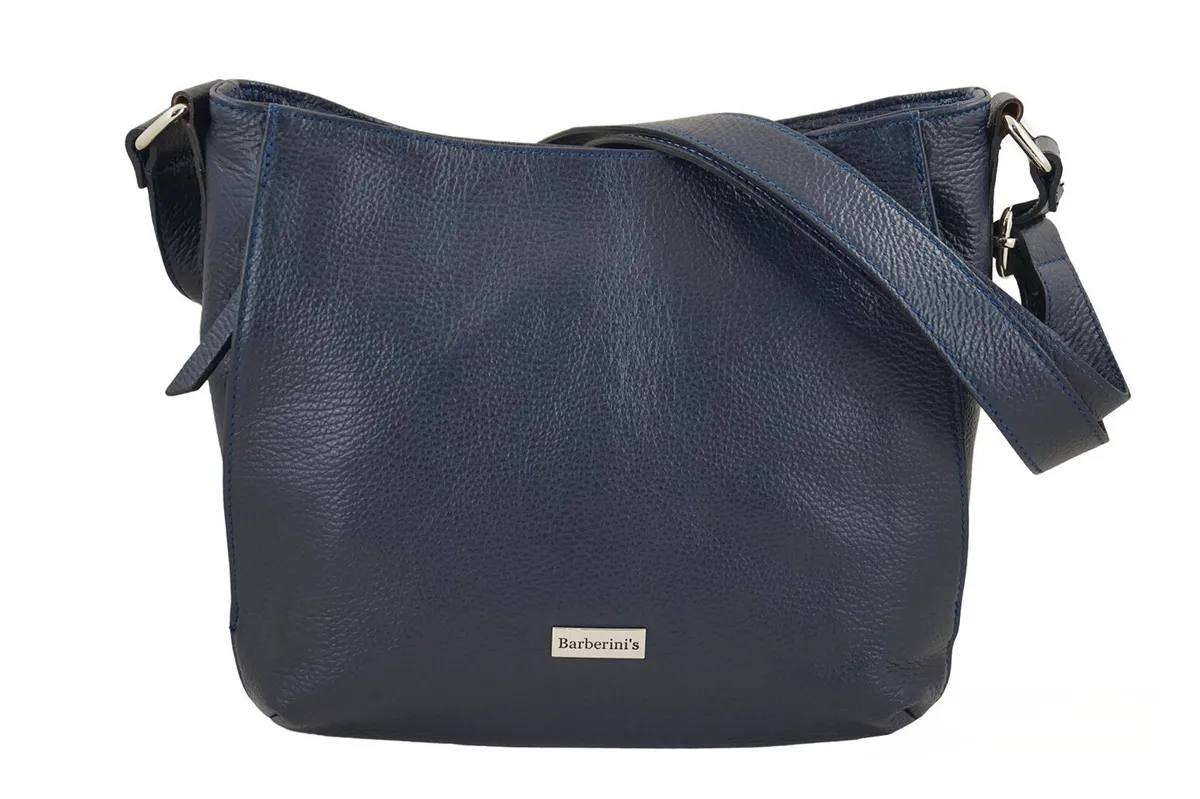 Granatowa skórzana torebka z kieszeniami, zaprojektowana dla komfortu codziennego użytkowania