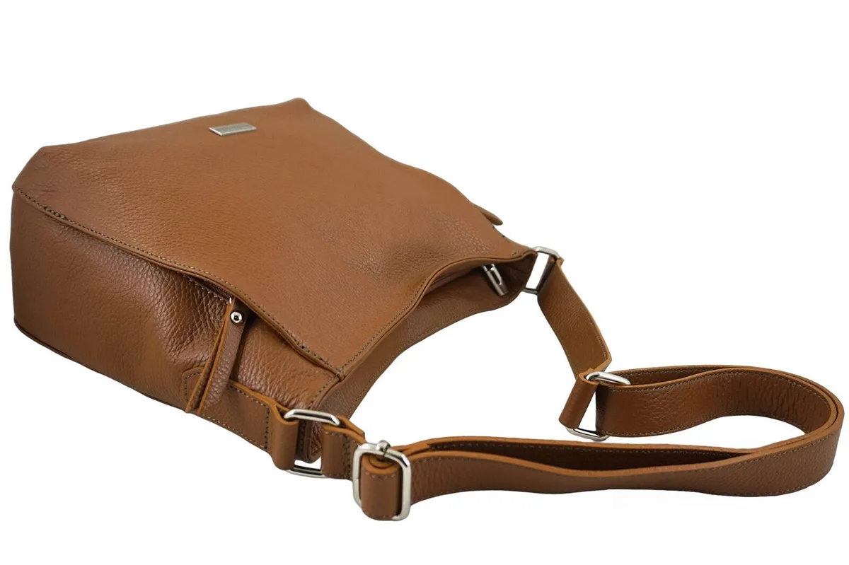 Jasnobrązowa torebka skórzana z kieszeniami, stworzona ze skóry naturalnej licowej