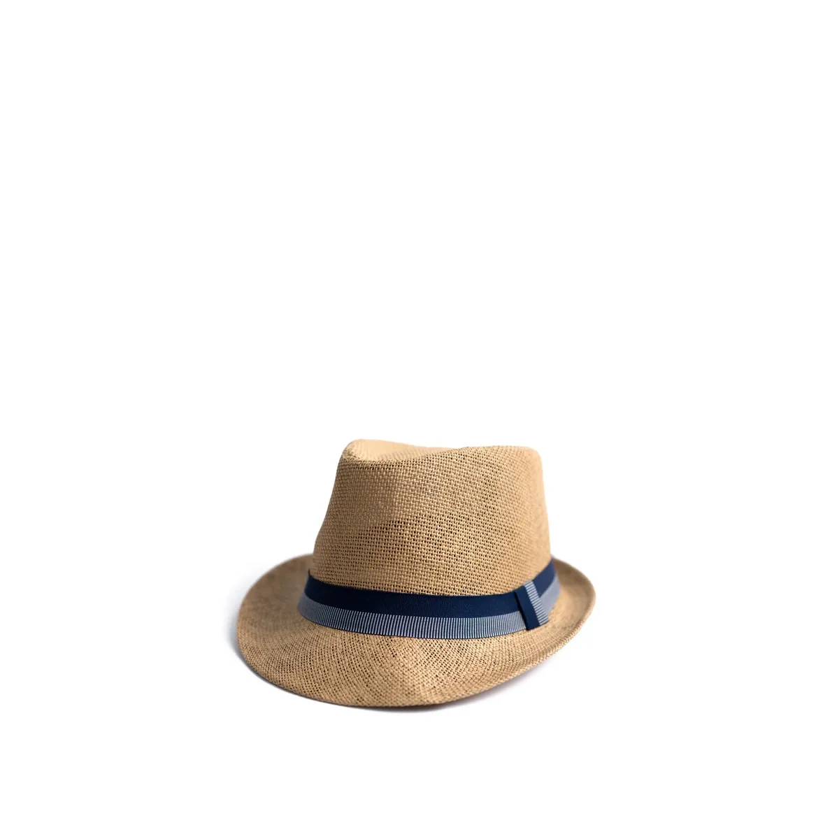 Biały kapelusz letni typu trilby z tasiemką, wykonany z naturalnych materiałów