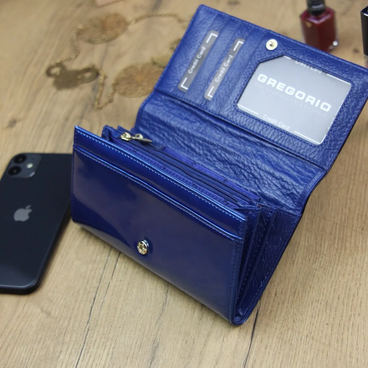 Duży skórzany portfel damski Gregorio w niebieskim kolorze, idealny na karty i dokumenty