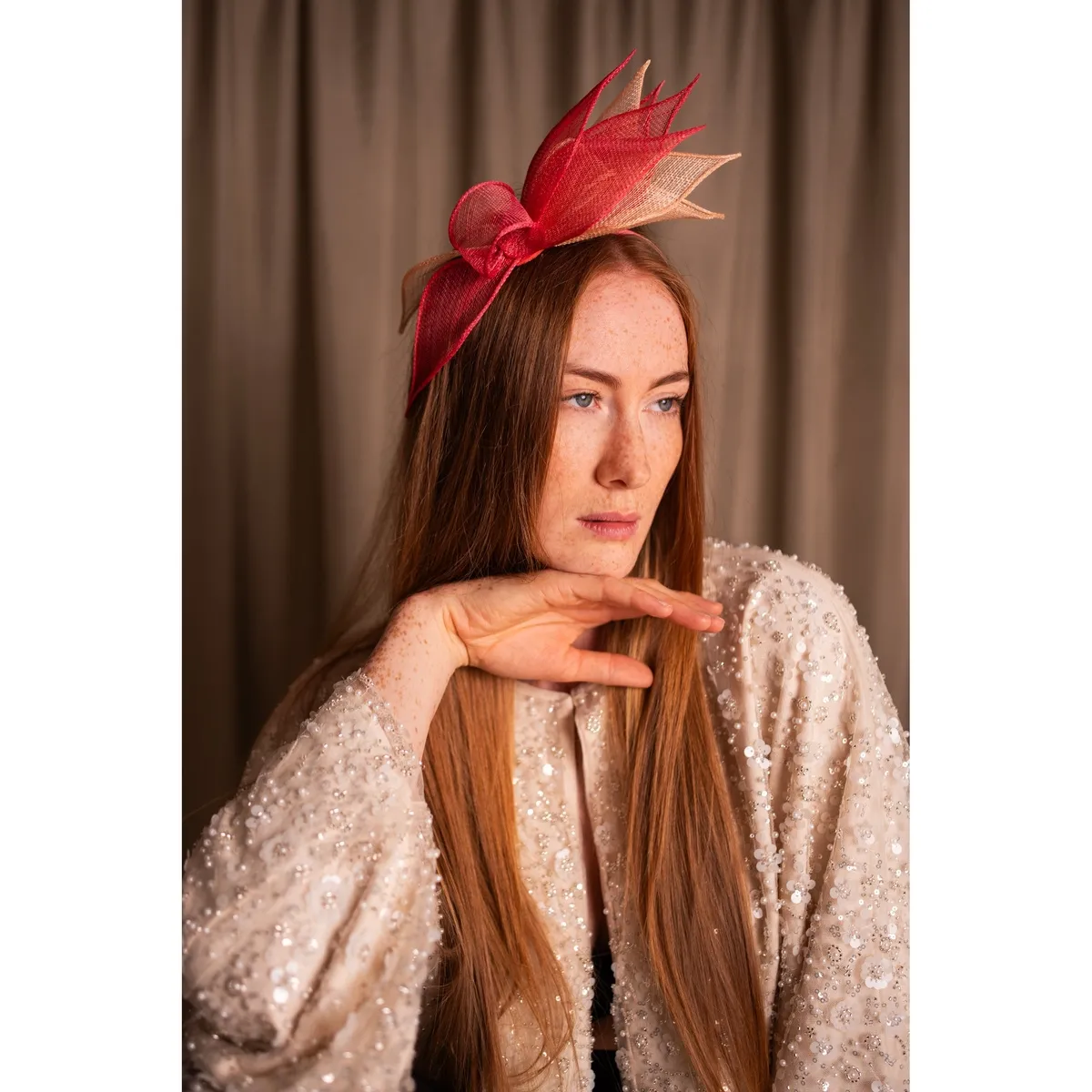 Dwukolorowy Fascynator o eleganckim fasonie, łatwy do dopasowania dzięki elastycznej opasce