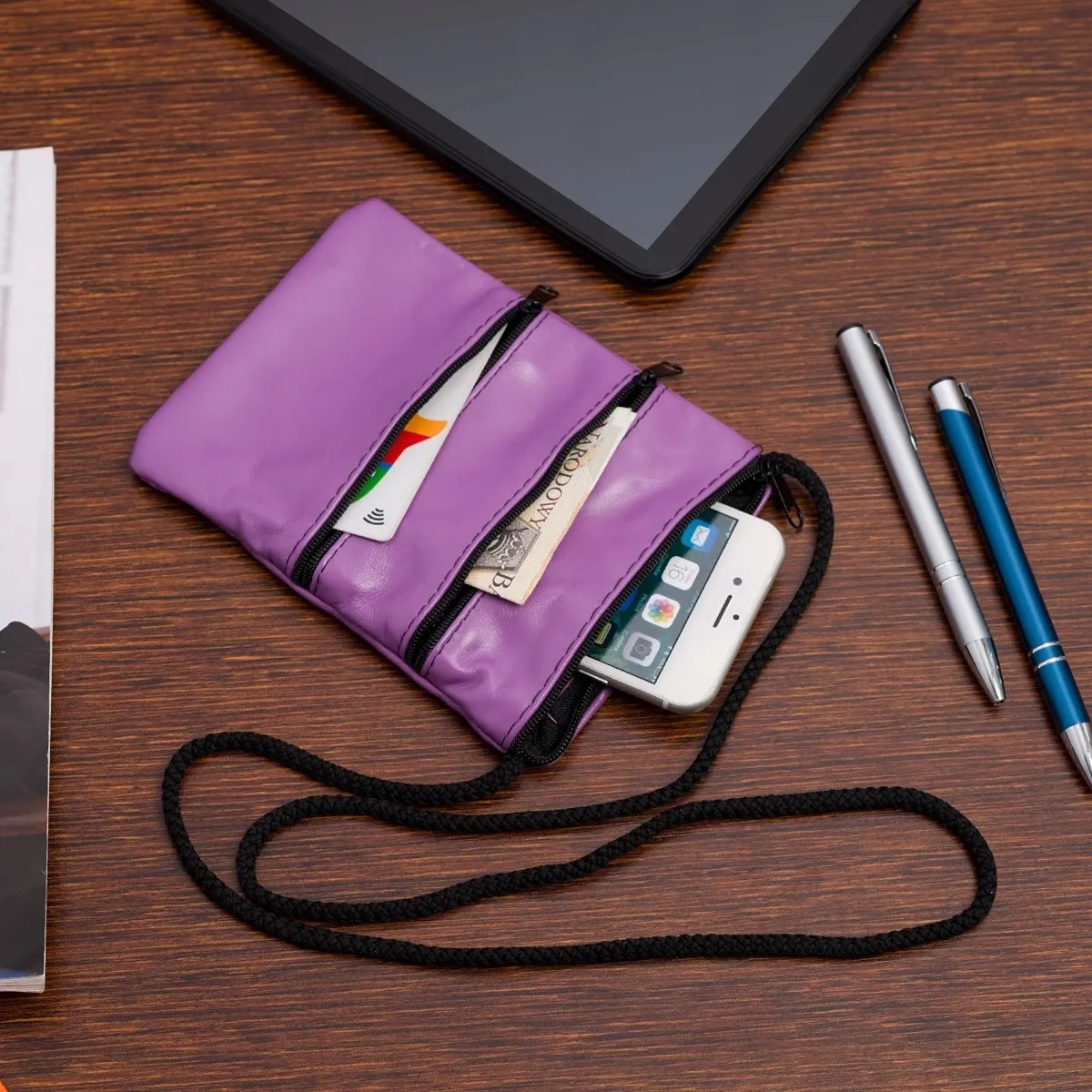 Fioletowa saszetka skórzana z trzema komorami, przeznaczona na dokumenty i klucze