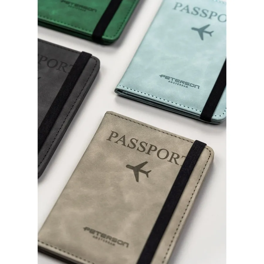 Praktyczne etui na paszport Peterson w kolorze czarnym, wykonane ze skóry ekologicznej, zabezpieczone gumką