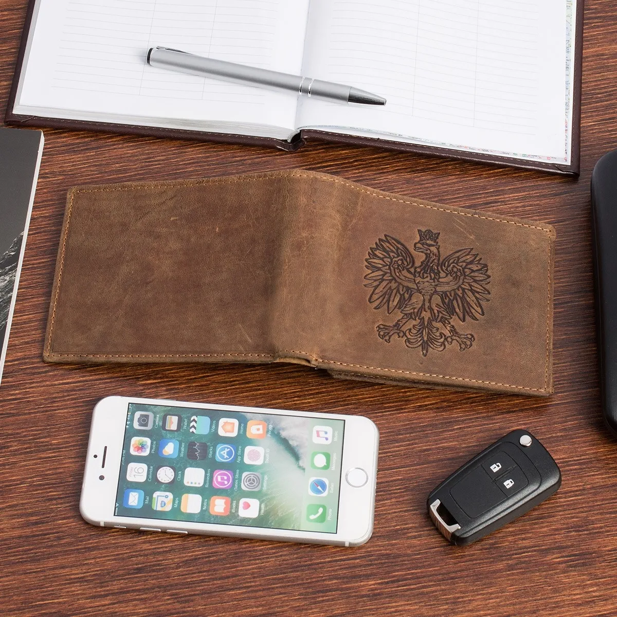 Portfel skórzany męski Beltimore R92 z rfid w kolorze brązowym Męski portfel w poziomie z brązowego nubuku zdobiony godłem Polski