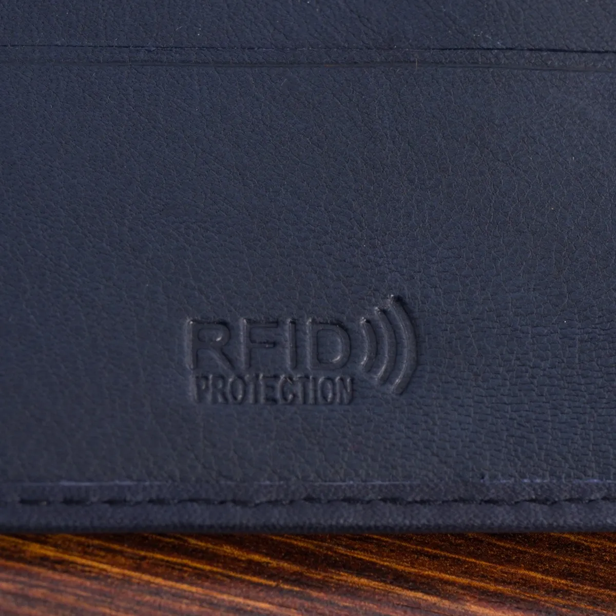 Portfel skórzany męski Mały RFID Beltimore D58 w granatowym kolorze Mały, granatowy portfel skórzany męski RFID Beltimore D58 z zapinką