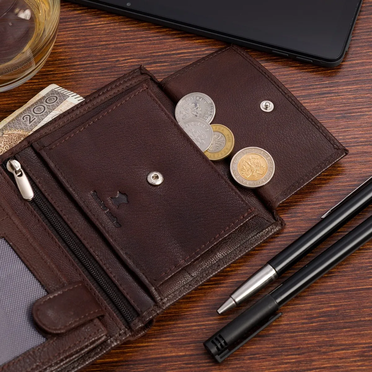 Portfel skórzany męski pionowy Klasyczny brązowy rfid Beltimore D32 Klasyczny brązowy portfel skórzany męski z ochroną rfid, model D32 od Beltimore