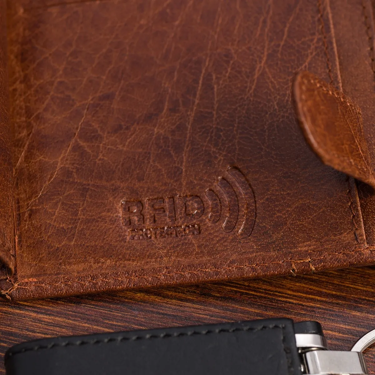 Portfel skórzany męski pionowy klasyczny rfid Beltimore D42 Brązowy pionowy portfel dla mężczyzn wykonany ze skóry naturalnej z funkcją RFID, model D42