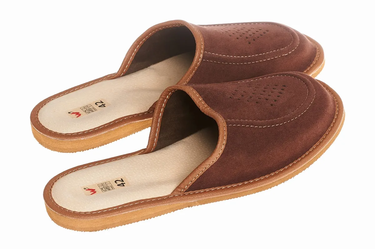 Męskie skórzane kapcie marki wójciak podhale o klasycznym wzornictwie