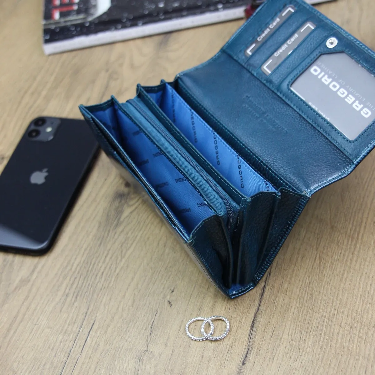 Elegancka podłużna portmonetka w niebieskim kolorze od marki Gregorio, wykonana ze skóry naturalnej