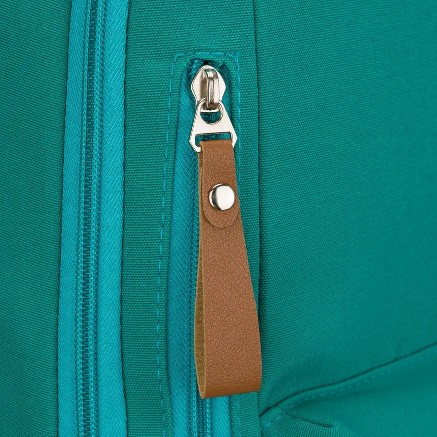 Zielony plecak szkolny dla młodzieży wykonany z poliestru, posiadający 9 kieszeni oraz miękką przegrodę na laptopa